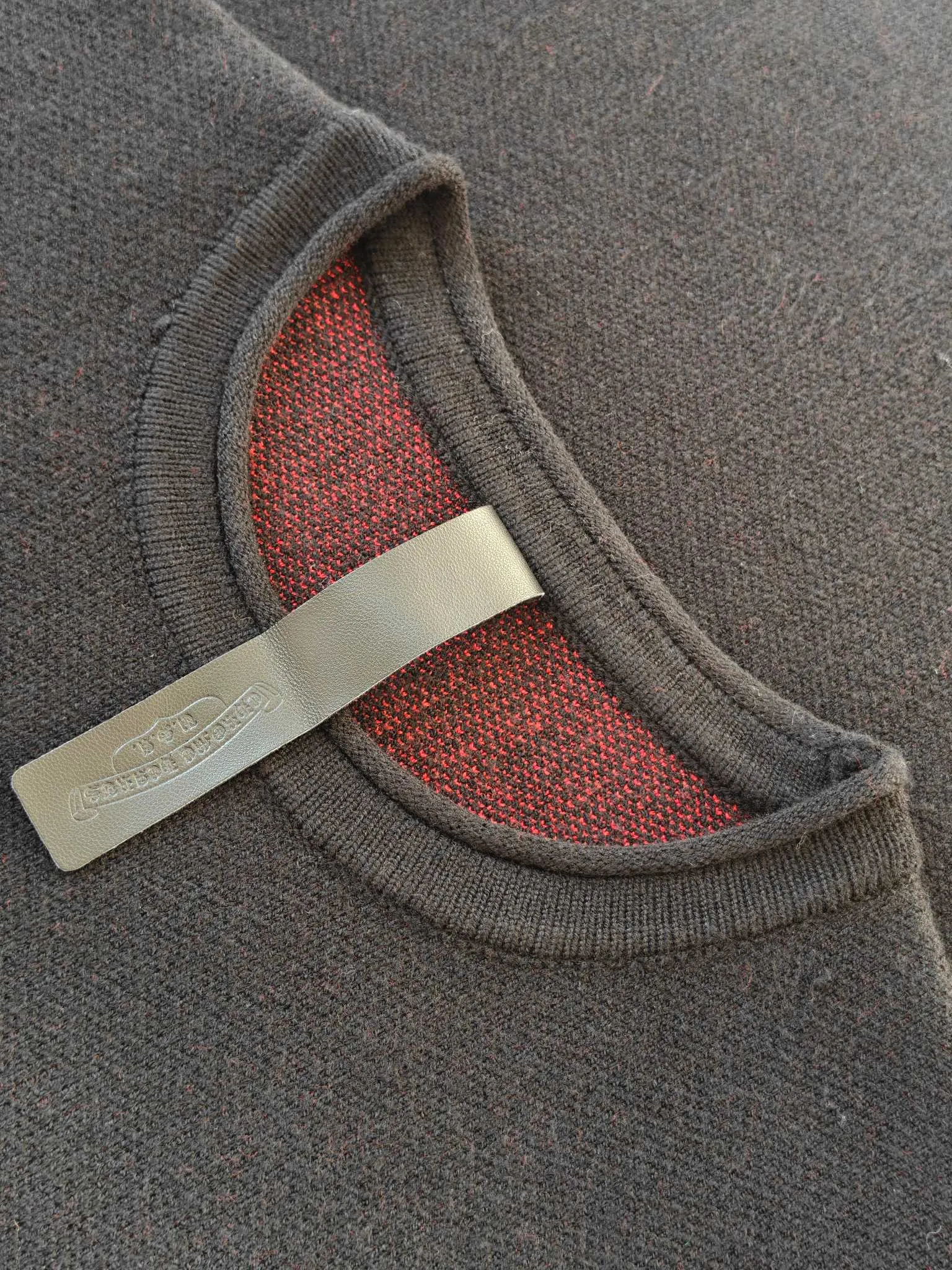 P530 Chrome Hearts/25 wool patent leather sweater. The main fabric is made of custom-woven and dyed cashmere blended yarn. 12-needle imported machine sesame bottom jacquard. It takes nearly 200 minutes. The leather of the chest cross is genuine patent leather. The cross sheepskin is sewn by hand. The labor cost is extremely high. Size S M L